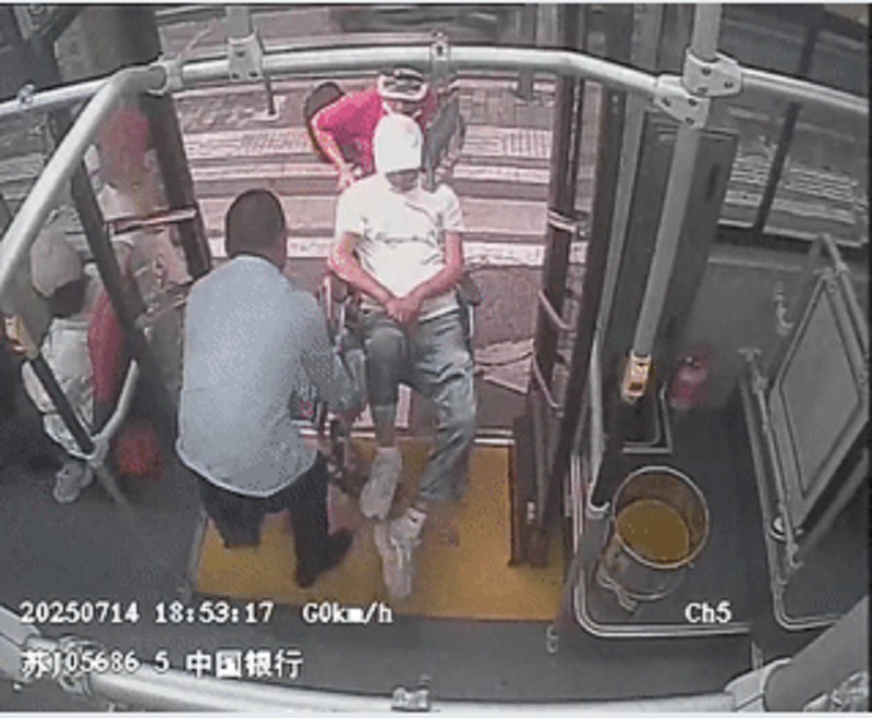 凡人善舉丨公交司機溫情護航彰顯城市溫度